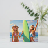 Surfer Girls mit Surfboard Postkarte (Stehend Vorderseite)