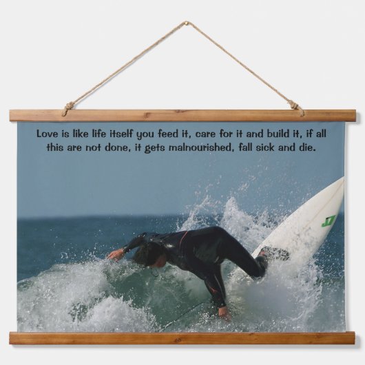 Surfer im Surf Wandteppich Mit Holzrahmen (Vorne)