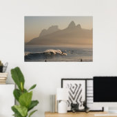 "Surfer in Arpoador, Rio de Janeiro" großes Poster (Heimbüro)