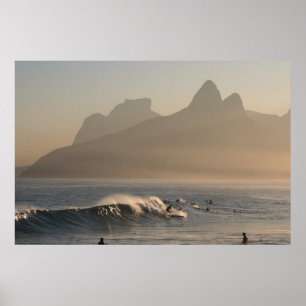 "Surfer in Arpoador, Rio de Janeiro" großes Poster