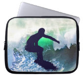 Surfer in einer großen zusammenstoßenden Welle Laptopschutzhülle (Vorderseite)