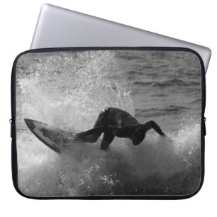 Surfer in Schwarzweiss Laptopschutzhülle