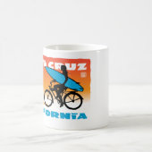 Surfer-Mädchen-Orange Stephen Hosmers Kaffeetasse (Mittel)