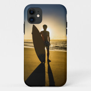 Surfer-Silhouette während des Sonnenaufgangs iPhone 11 Hülle