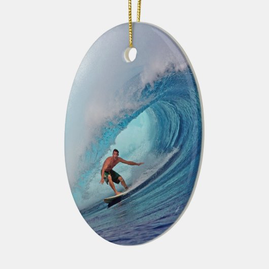 Surfer surfen eine riesige Welle. Keramik Ornament (Links)