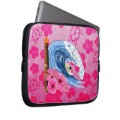 Surfer und Tiki Statue Laptopschutzhülle (Vorne Rechts)
