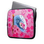 Surfer und Tiki Statue Laptopschutzhülle (Vorderseite Links)