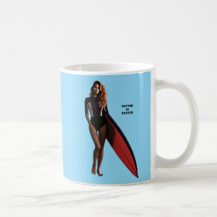 Surferin am Strand mit ihrem Surfbrett URM Kaffeetasse