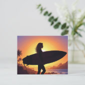 Surferin am Strand Postkarte (Stehend Vorderseite)