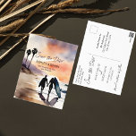 Surferpaar bei Sonnenuntergang Wasserfarbe Save th Postkarte<br><div class="desc">Surferpaar mit Surfbrettern bei Sonnenuntergang Aquarell Save the Date Postkarte. Wasserfarbe California Landschaft für eine Save the Date Einladung.</div>