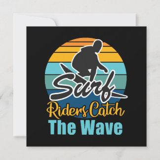 Surffahrer fangen die Wellen