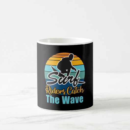 Surffahrer fangen die Wellen Kaffeetasse (Mittel)
