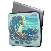Surfing penguin Ukiyo-e style "Ride the Wave" Laptopschutzhülle (Vorderseite Links)