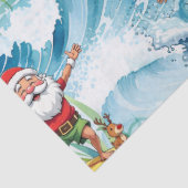 Surfing Santa is on big wave in Hawaii Seidenpapier (Detail)