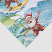 Surfing Santa is on big wave in Hawaii Seidenpapier (Detail)