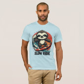 Surfing Sloth Gifts – “Slow Ride” Retro Sunset T-Shirt (Vorne ganz)
