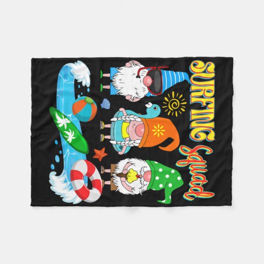 Surfing Squad Three Gnomes Hawaiian Surfing Summer Fleecedecke (Vorderseite (Horizontal))