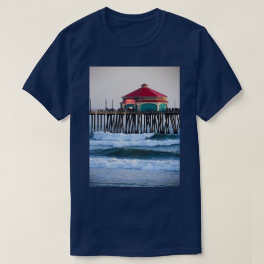 Surfing the Huntington Beach Pier T-Shirt (Design vorne)