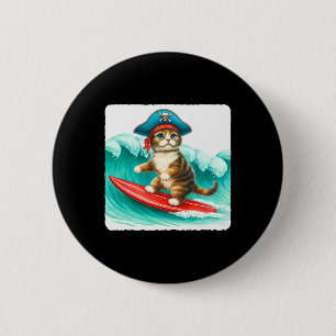 Surfkater mit Piratenhut auf Surfbrett. Wellen Pl Button