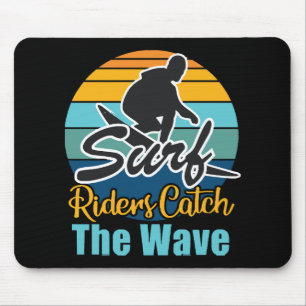 Surfreiter erwischen die Wellen Mousepad