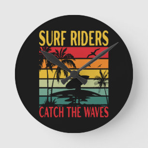 Surfreiter fangen die Wellen Runde Wanduhr
