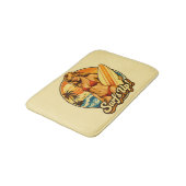 Surf's Up Bikini Pin-Up | Retro-Surf-Shop Grafik Badematte (Schrägansicht)