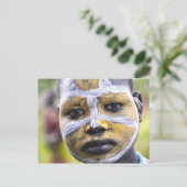 Surma Girl mit gemaltetem Gesicht Postkarte (Stehend Vorderseite)