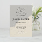 Surprise Birthday Invitation Einladung (Stehend Vorderseite)