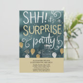 Surprise Birthday Party Invitation Einladung (Stehend Vorderseite)
