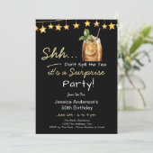 Surprise Birthday Party Spill the Tea Einladung (Stehend Vorderseite)