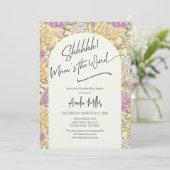 Surprise Floral Mum's the Word Baby Shower Einladung (Stehend Vorderseite)