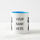 Surprised Fluffball Mug – Black Cat Chaos in a Cup Zweifarbige Tasse (Mittel)