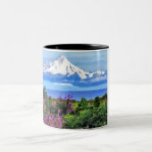 Surreal Alaskan Wilderness Gemälde Zweifarbige Tasse (Mittel)