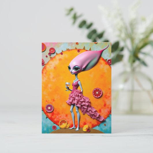 Surreal Alien Lady in Rosa mit Orangensaft Postkarte (Stehend Vorderseite)