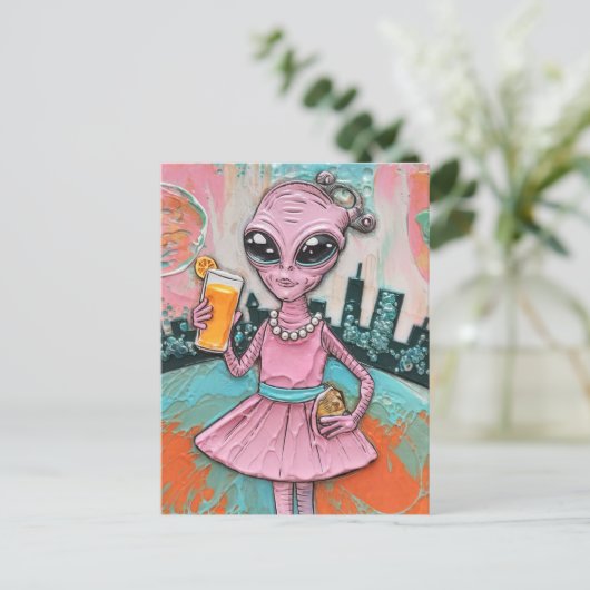 Surreal Alien Lady in Rosa mit Orangensaft Postkarte (Stehend Vorderseite)