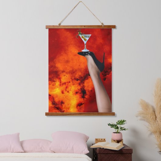 "Surreal Cosmic Art - High Heel Balancing Martini Wandteppich Mit Holzrahmen (Schlafzimmer)