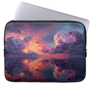 Surreal dramatische Wolken mit feuerglühendem Sonn Laptopschutzhülle