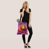 Surreal Floral Art Tasche (Am Model)