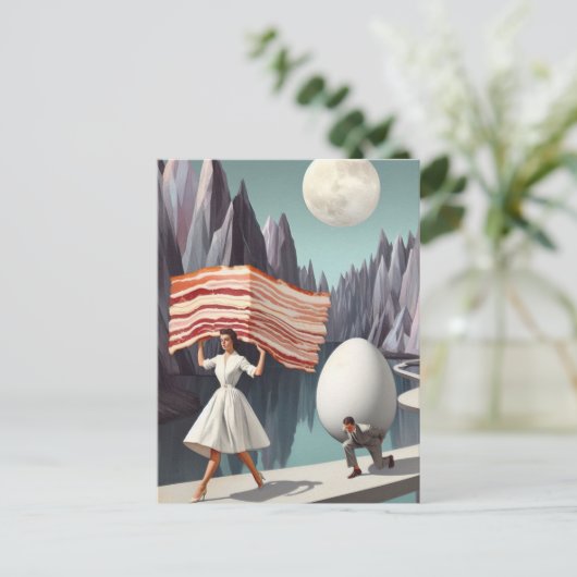 Surreal Frühstück Leute Rieseneier und Bacon Postkarte (Stehend Vorderseite)