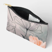 Surreal Garden Whispers: Dreamy Floral Art Zubehörtasche (Offen)