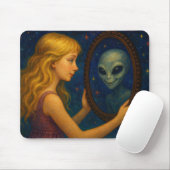 Surreal Girl Holding Mirror mit Alien Reflection Mousepad (Mit Mouse)