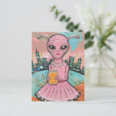 Surreal Lady Alien in Rosa mit Orangensaft Postkarte (Stehend Vorderseite)