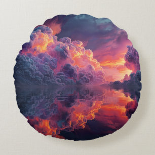 Surreal leuchtende Wolken im Sonnenuntergang, die  Rundes Kissen