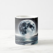 Surreal Moonrise Over Tranquil Ocean Shore Kaffeetasse (Mittel)