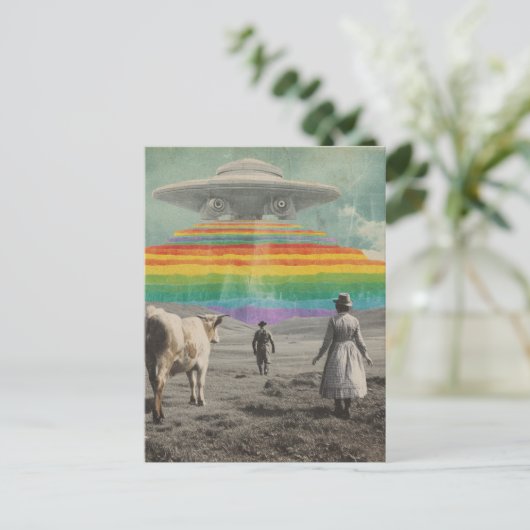 Surreal Rainbow UFO über die Kuhweide Postkarte (Stehend Vorderseite)