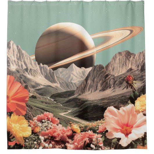 Surreal Saturn über dem Bergtal Duschvorhang (Vorderseite)