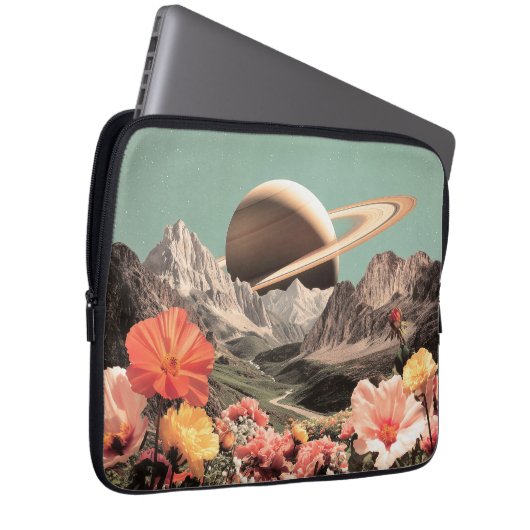 Surreal Saturn über dem Bergtal Laptopschutzhülle (Vorne Rechts)