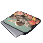 Surreal Saturn über dem Bergtal Laptopschutzhülle (Vorne Knopf)