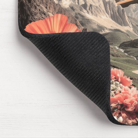 Surreal Saturn über dem Bergtal Mousepad (Ecke)