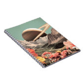 Surreal Saturn über dem Bergtal Notizblock (Rechte Seite)